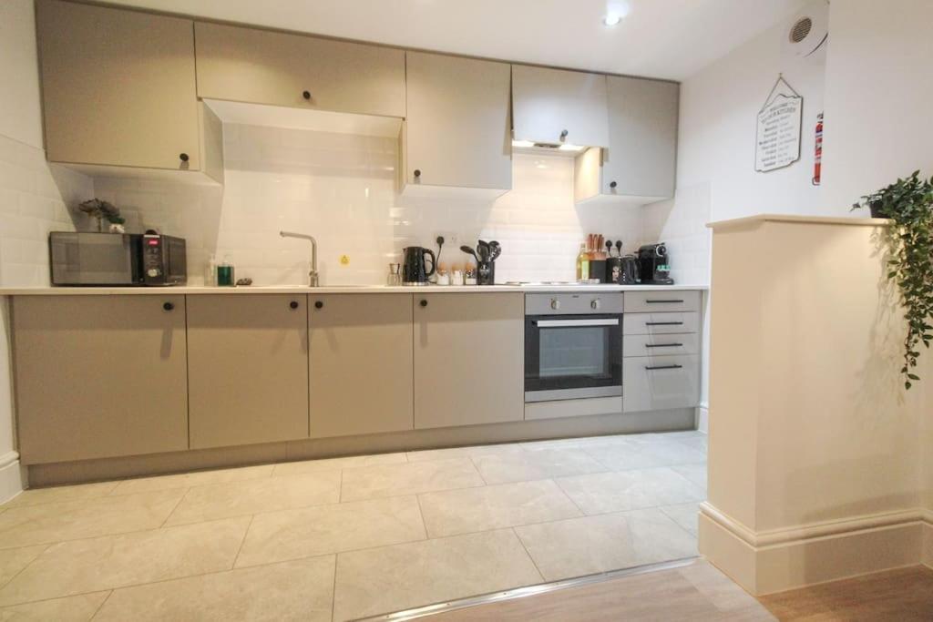 Spacious 1 Bed Apartment 1 Minute Walk From Square نوتينغهام المظهر الخارجي الصورة