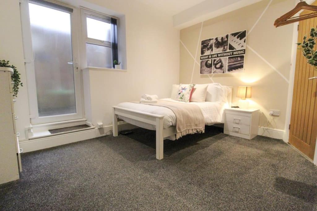 Spacious 1 Bed Apartment 1 Minute Walk From Square نوتينغهام المظهر الخارجي الصورة
