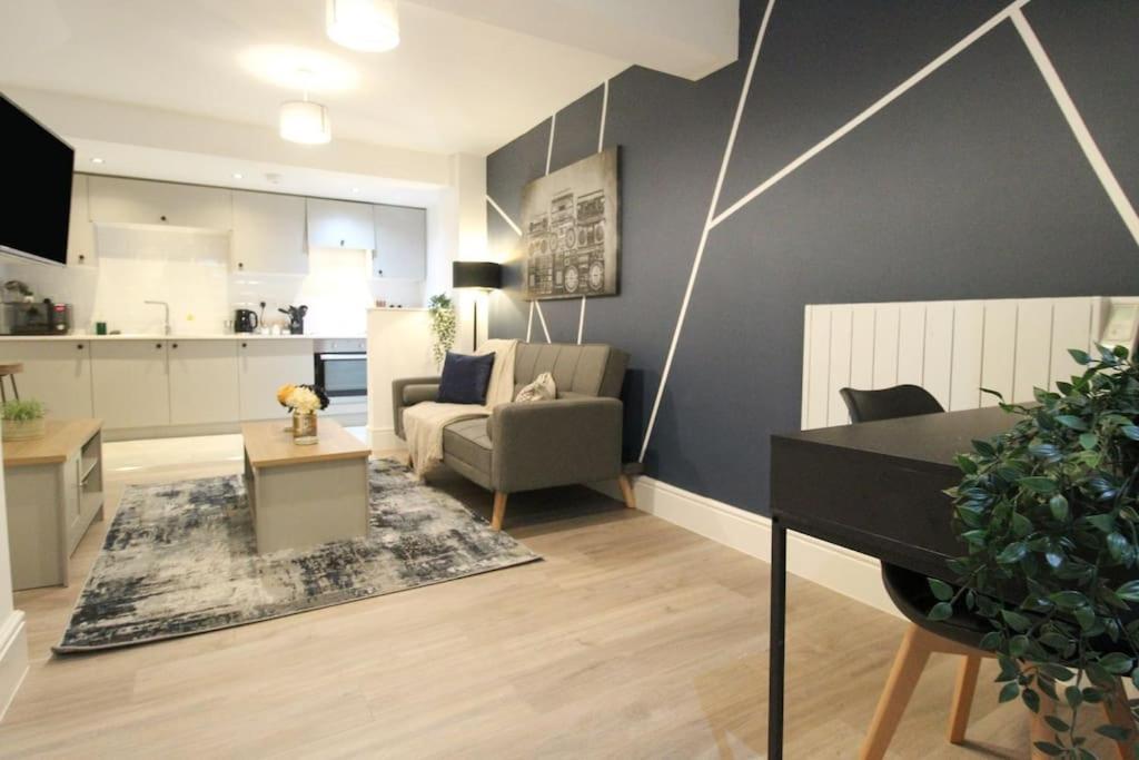 Spacious 1 Bed Apartment 1 Minute Walk From Square نوتينغهام المظهر الخارجي الصورة